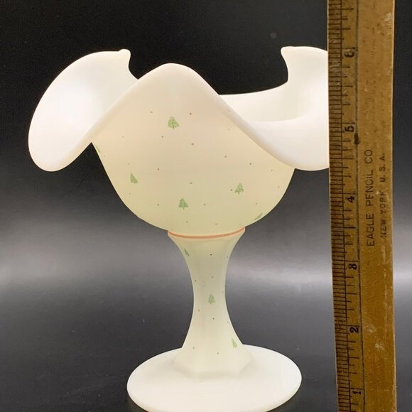 Vtg Fenton White Compote Hand Painted With Christmas Trees & Signed D. Robinson - Picture 6 of 7